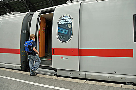 男孩,乘坐,冰,铁路,车站,科隆,北莱茵威斯特伐利亚,德国,欧洲