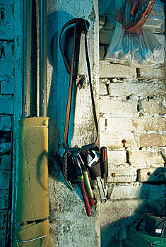 798艺术区工厂内墙上的工具挎包