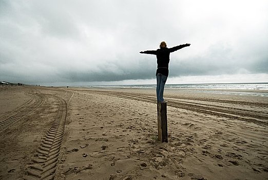 女孩,站立,柱子,海滩,荷兰