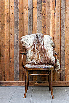 老式,椅子,羊皮,毯子,木板墙