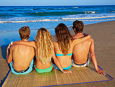 朋友,群体,情侣,坐,海滩,沙子,后视图,背影,看,海洋