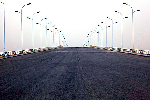 空旷的公路桥和两边的路灯