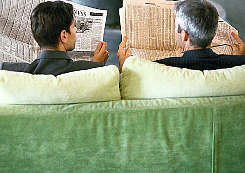 商务人士,坐,并排,报纸,后视图