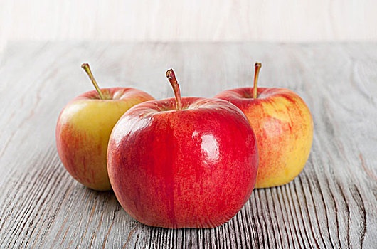 成熟,红苹果,木质背景,三个,多汁,苹果,桌子