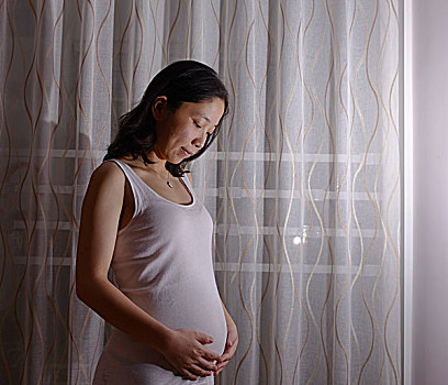 一个怀孕五月的年轻孕妇