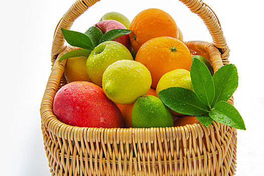 装在篮子里新鲜的综合水果在白色的背景