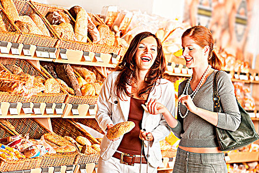 杂货店,两个女人,选择,面包,有趣