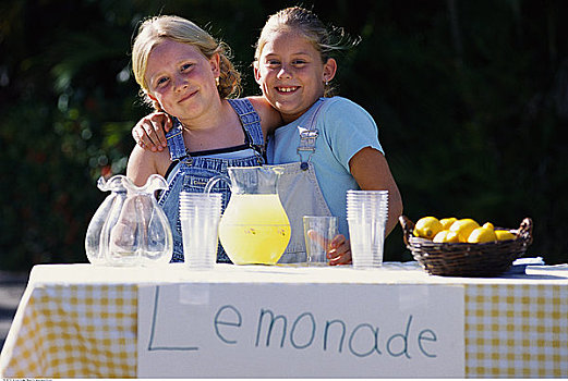 肖像,两个女孩,柠檬水摊