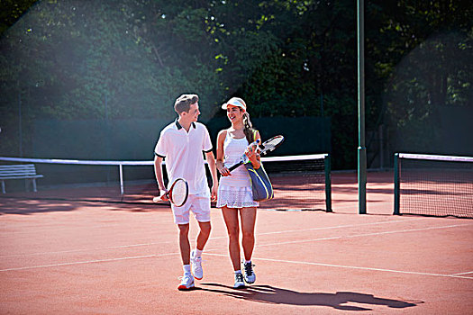 网球手,情侣,走,网球拍,晴朗,粘土,网球场