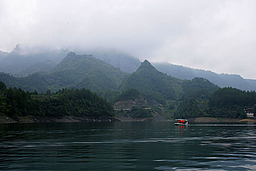 小南海地震遗址公园群山