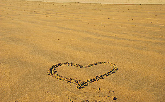 海边沙滩上一个心形图案