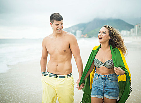 年轻,情侣,漫步,女人,巴西国旗,伊帕内玛海滩,里约热内卢,巴西