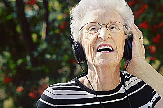公园,艾伯塔省,加拿大,老年,女人,戴着,耳机