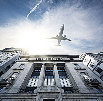 行駛上海外灘上空的飛機