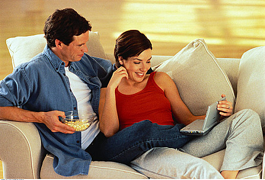 伴侣,沙发,看,便携dvd播放器