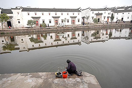 诸葛八卦村,老妇,古建筑,洗涤,老人,农村,乡村,白墙,黑瓦,屋顶,屋檐,瓦片,黑白,天空,多云