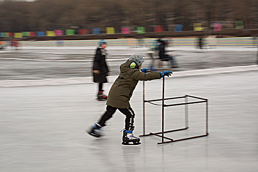 东北孩子滑冰