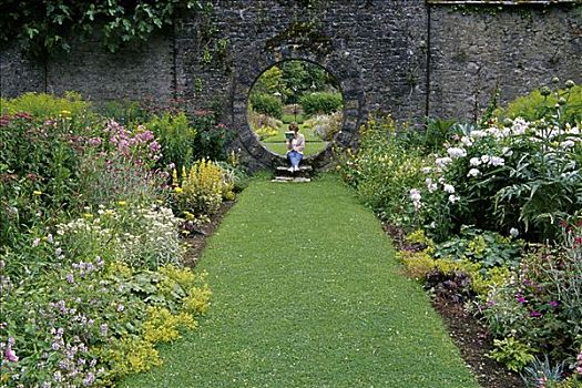 中年,女人,坐,花园,基尔肯尼,基尔肯尼郡,爱尔兰