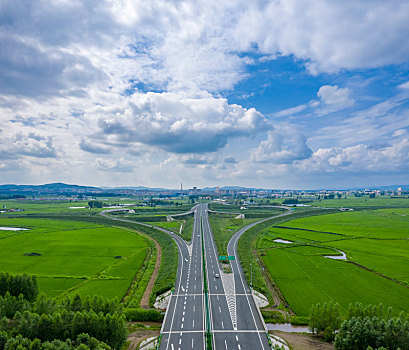 高速公路汇合处的田野云天