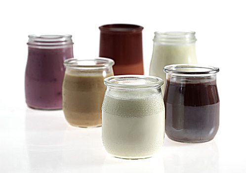 玻璃,天然酸奶,树莓酸奶,榛子,奶油,奶油巧克力,白色背景