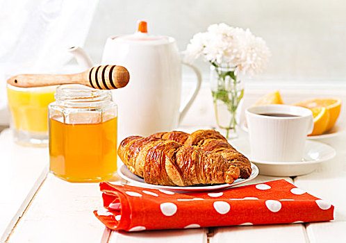 早餐,牛角面包,蜂蜜,咖啡,木桌子
