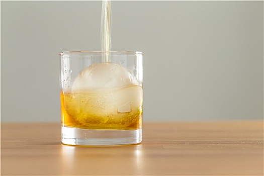 威士忌,流动,玻璃杯