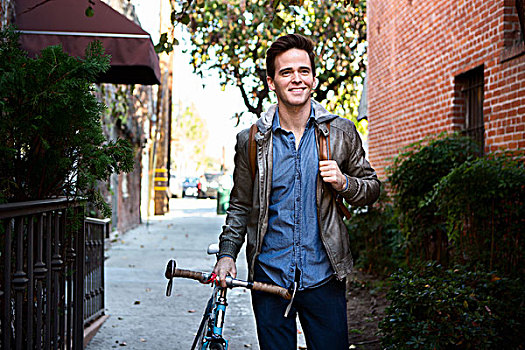 高兴,男青年,漫步,自行车,人行道