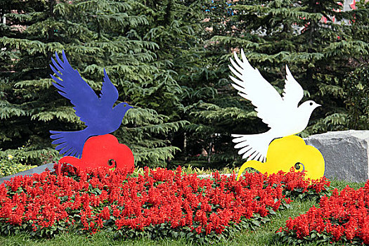 北京公园内的合平鸽雕塑