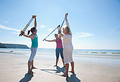 三个,女人,伸展,练习,走,棍,海滩,菲尼斯泰尔,布列塔尼半岛,法国,欧洲