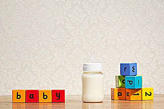 婴儿,牛奶,字母积木