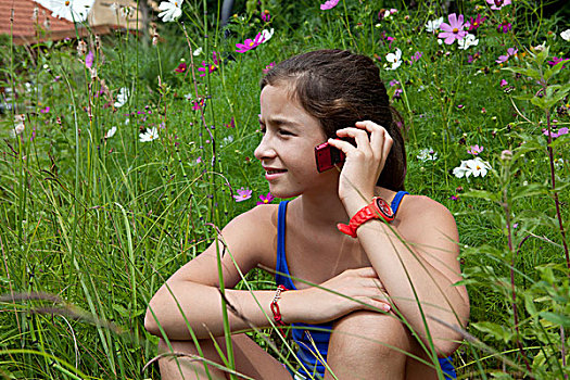 女孩,11岁,坐,花,草地,交谈,手机,电话
