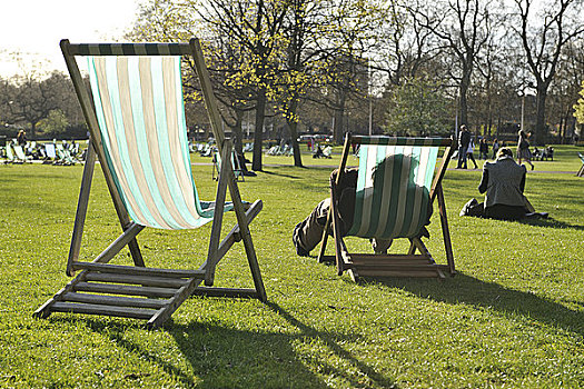 英格兰,伦敦,圣詹姆斯公园,折叠躺椅,太阳