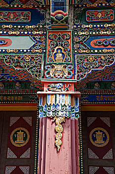 查干湖畔著名藏传佛教古刹之一----妙因寺万佛殿雕梁画栋