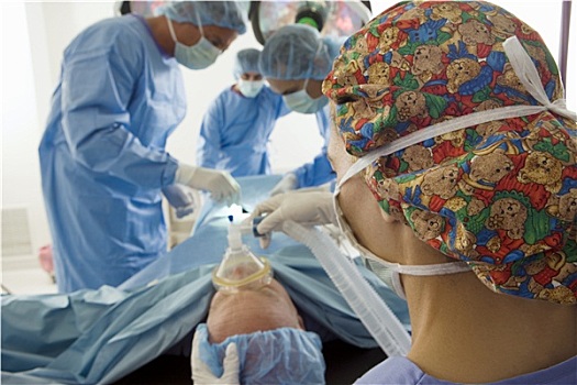 外科,操作,病人,聚焦,男人,拿着,氧气面罩,前景,后视图