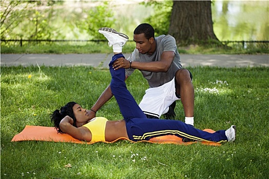 黑人伴侣,锻炼,公园,草地