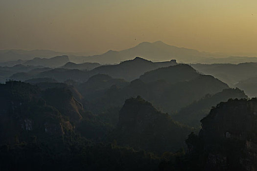 山,丹霞,河流,蓝天,黄昏,大气,田野,水电站,村庄,驴友,旅行,地质公园,丹霞地貌,绿色,灌木,树,草,水潭,素材,平面设计