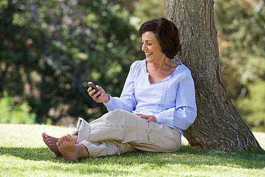 老年,女人,坐,树,手机