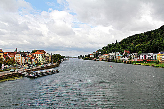 德国海德堡城市河流两岸的城市风光