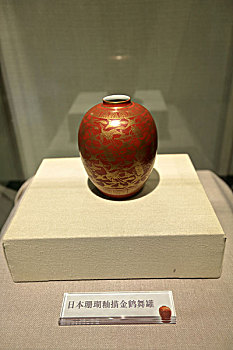 日本珊瑚釉描金鹤舞罐