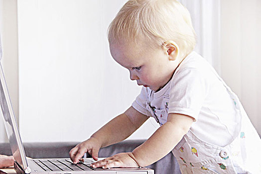 幼儿,玩,笔记本电脑