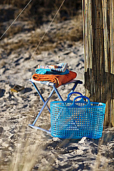 蓝色,塑料制品,篮子,靠近,凳子,毛巾,沙滩