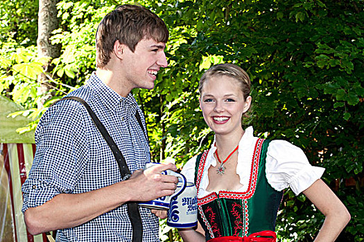 年轻,伴侣,阿尔斯村姑装,皮短裤,站立,啤酒,花园,上弗兰科尼亚,巴伐利亚,德国,欧洲
