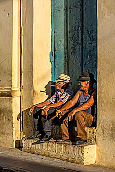 两个,老人,古巴人,坐,门阶,晚上,亮光,吸烟,雪茄,特立尼达,圣斯皮里图斯,省,古巴,北美