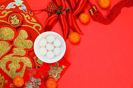 红色背景留白的中国新年传统装饰品静物和汤圆
