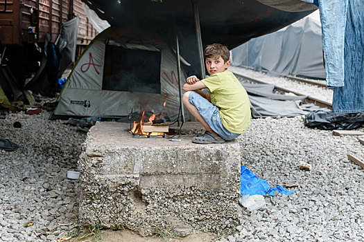 男孩,制作,火,烹调,热身,难民,露营,希腊,边远地区,马其顿,四月