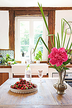 草莓,玻璃瓶,水,锡镴器皿,花瓶,牡丹,厨房用桌