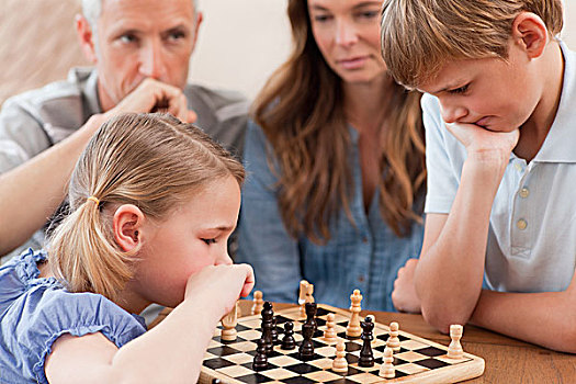 专注,孩子,玩,下棋,正面,父母