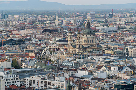 布达佩斯城市景观圣伊什特万圣殿与市中心摩天轮