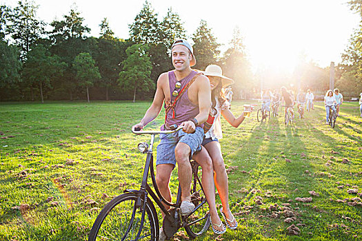 一堆,成年,到达,骑自行车,日落,公园,聚会