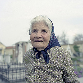 罗马尼亚,老人,头巾,头像,东欧,人,罗马尼亚人,女人,70-80岁,白发,疾病,失明,无助,绝望,表情,困苦,悲伤